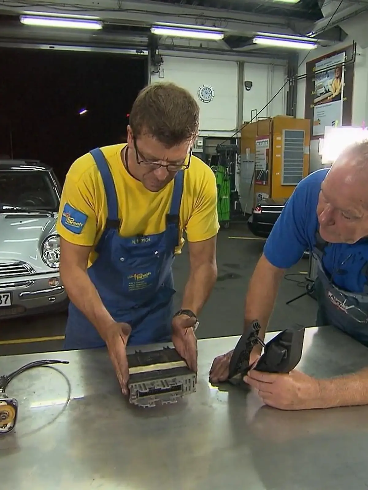 Bild zu: "Autodoktoren untersuchen Gaspedal"