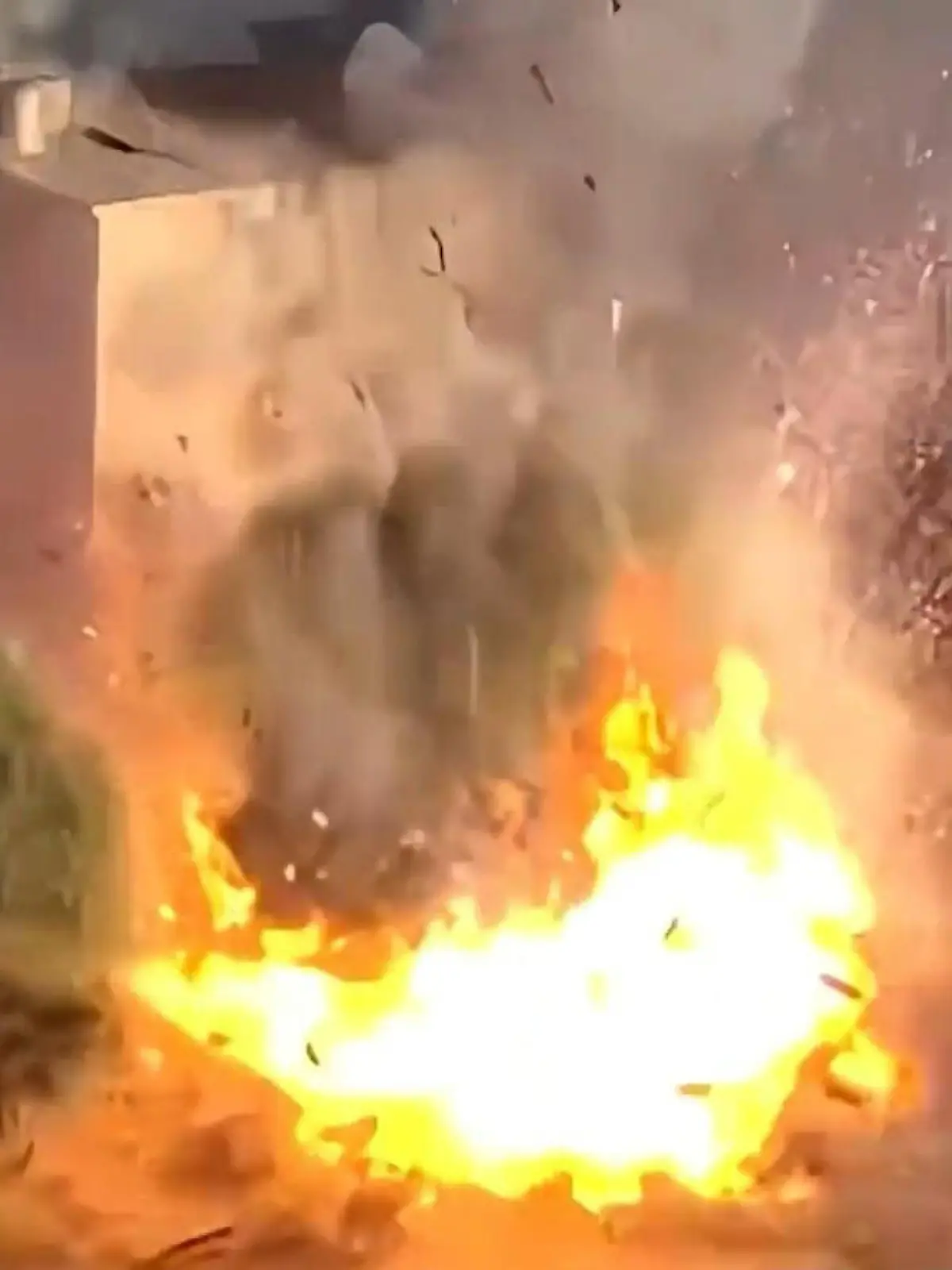 Bild zu: "Mitten im Wohngebiet! XXL-Explosion löst fatale Kettenreaktion aus"