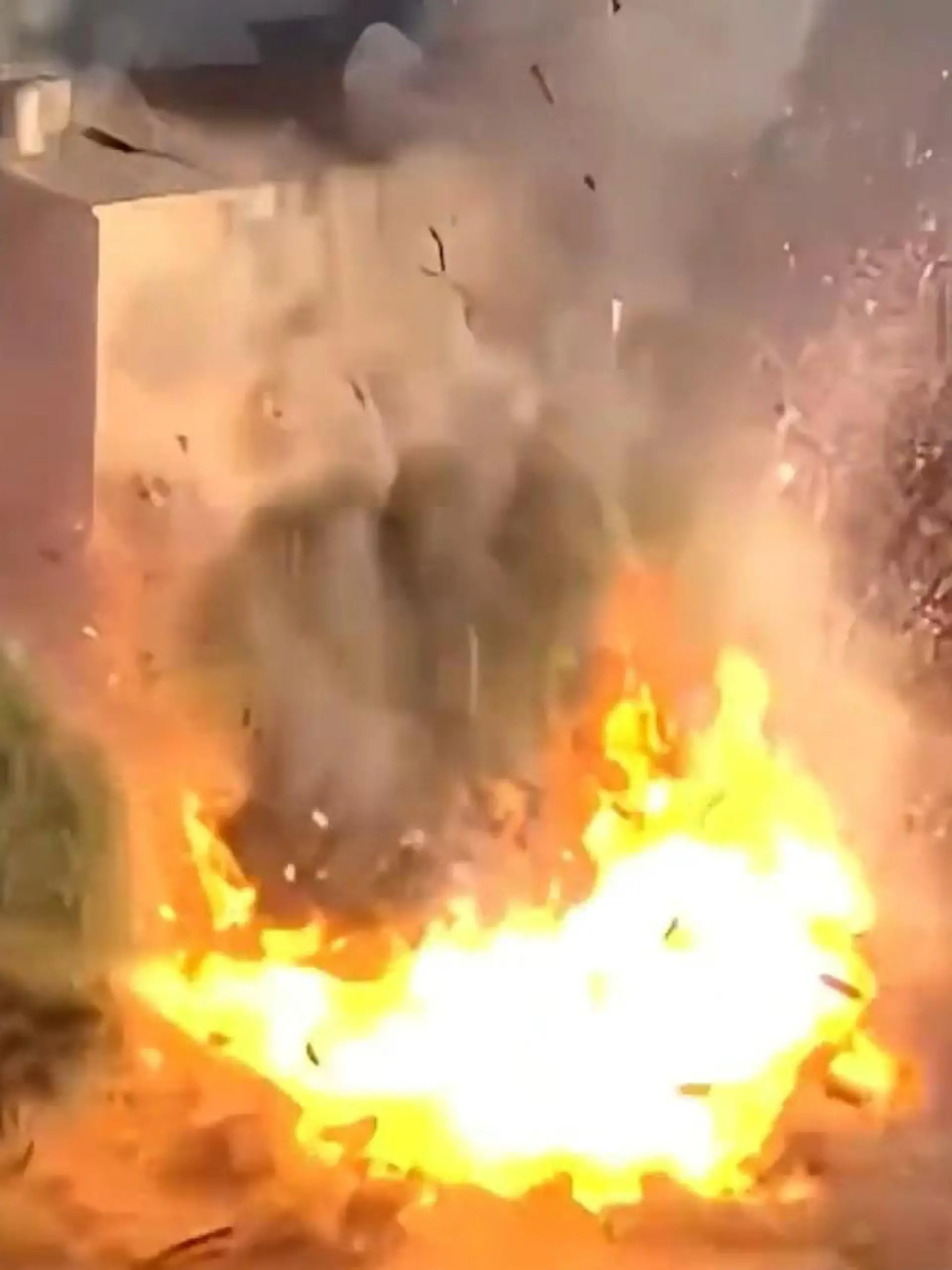 Bild zu: "Mitten im Wohngebiet! XXL-Explosion löst fatale Kettenreaktion aus"