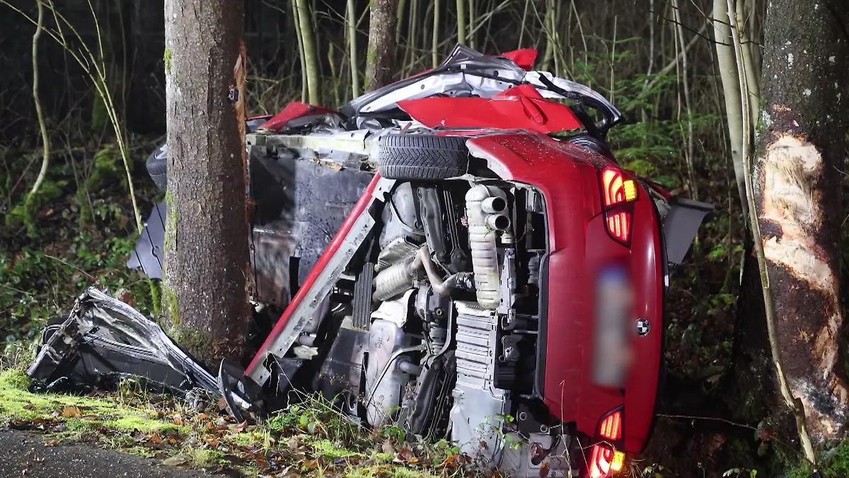 Fahrer (18) prallt mit Auto gegen Baum und stirbt Schlimmer Verkehrsunfall in Bayern