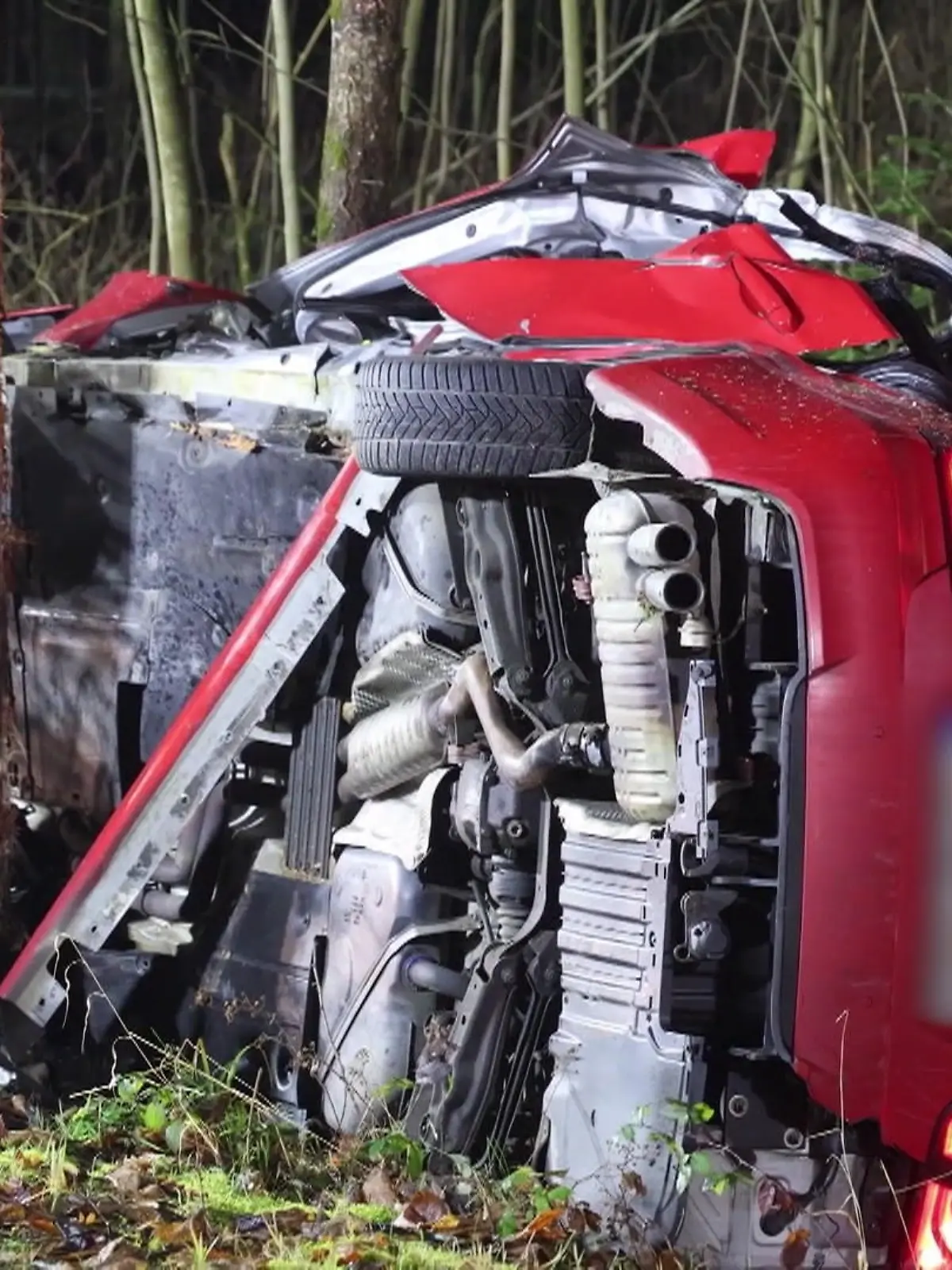 Bild zu: "Fahrer (18) prallt mit Auto gegen Baum und stirbt"