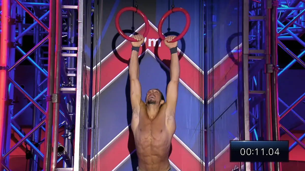 Am Hindernis „Die unsichtbare Leiter” gerät „Ninja Warrior Germany”-Legende René Casselly in Zeitnot.