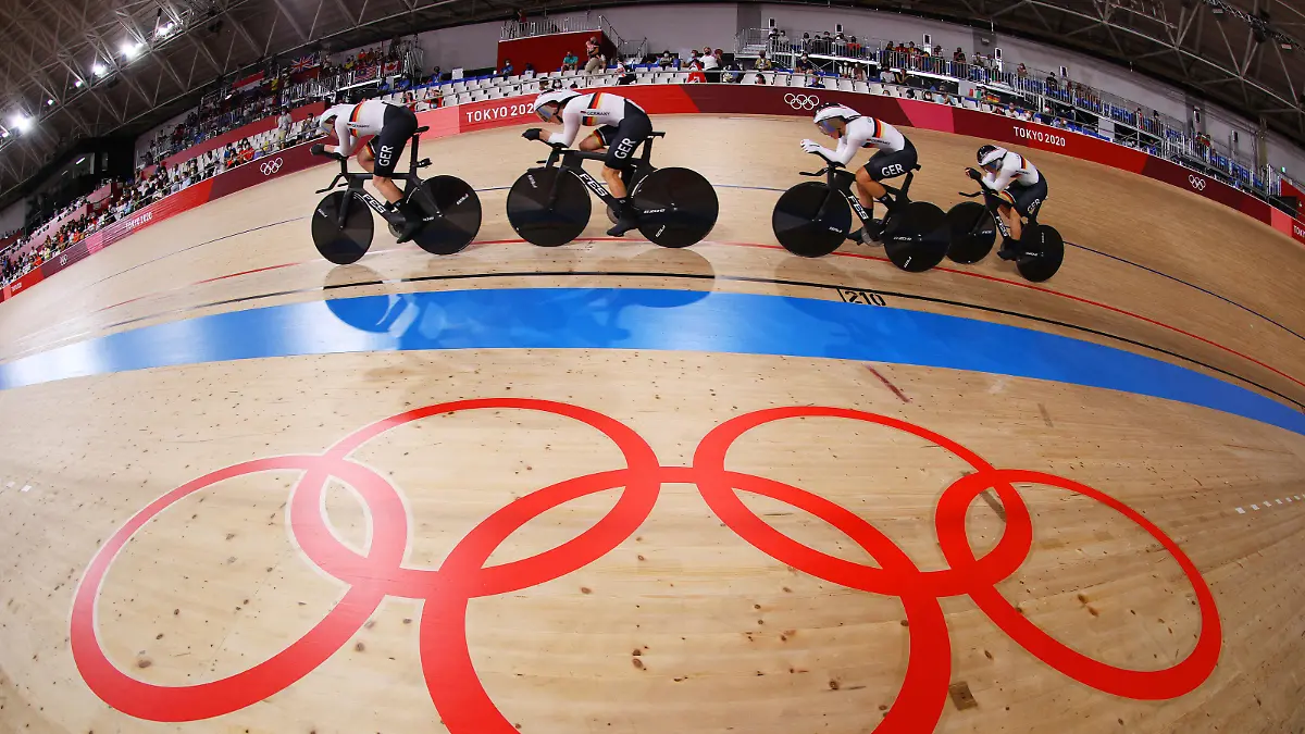IZU, JAPAN - AUGUST 03: A general view of Franziska Brausse, Lisa Brennauer, Lisa Klein and Mieke Kroeger of Team Germany sprint to setting a new Olympic record during the Women's team pursuit first round, heat 4 of the Track Cycling on day eleven of the Tokyo 2020 Olympic Games at Izu Velodrome on August 03, 2021 in Izu, Japan. (Photo by Tim de Waele/Getty Images)