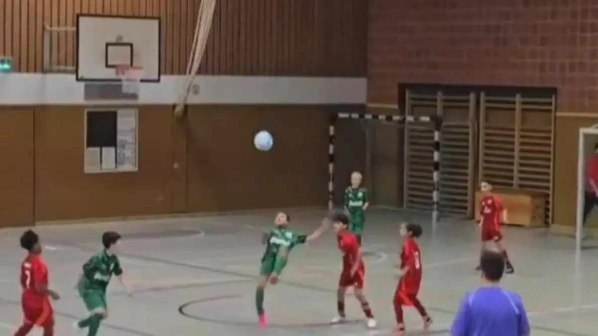 Fallrückzieher des Jahres! Neunjähriger schießt Tor im Ronaldo-Stil Kleiner Kicker, großer Moment!