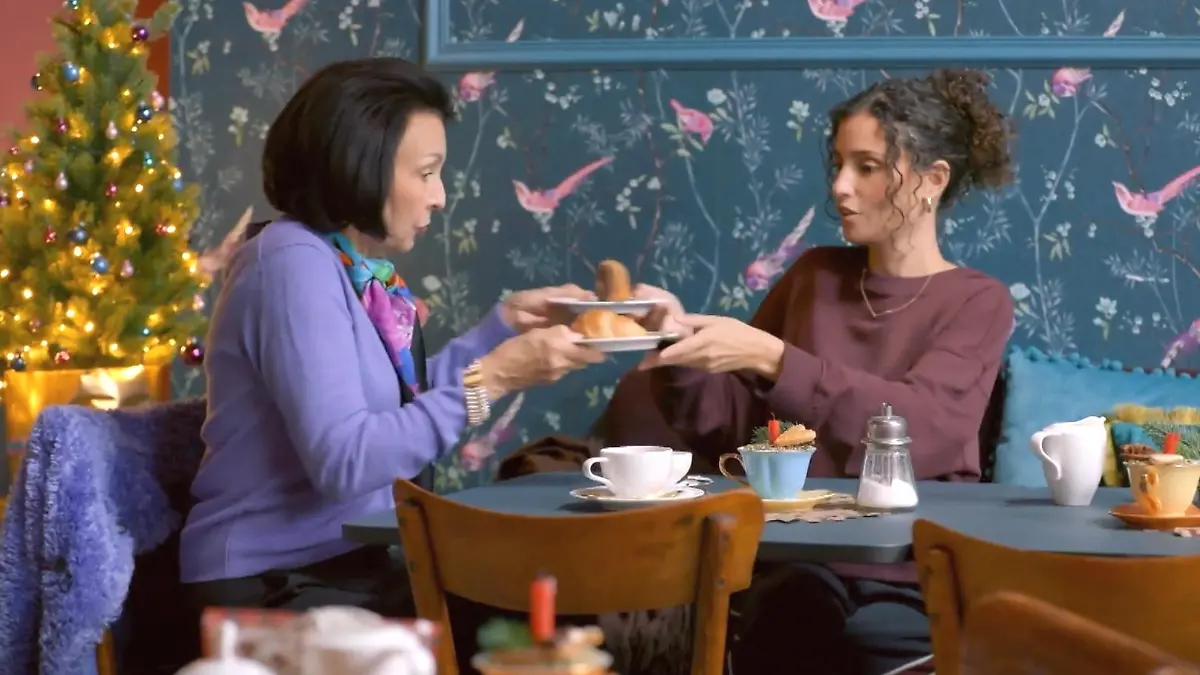 Naomi trinkt mit ihrer Mutter Kaffee in der Konditorei Weigel „Unter uns“-Folge vom 16.12.25 auf RTL+