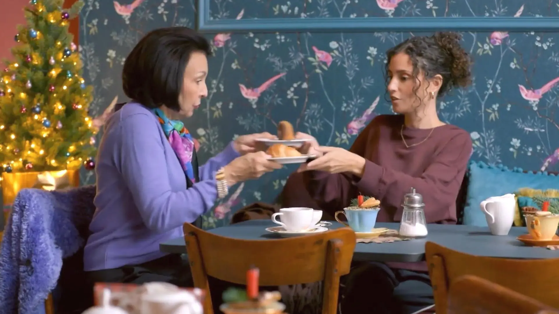Naomi trinkt mit ihrer Mutter Kaffee in der Konditorei Weigel „Unter uns“-Folge vom 16.12.25 auf RTL+