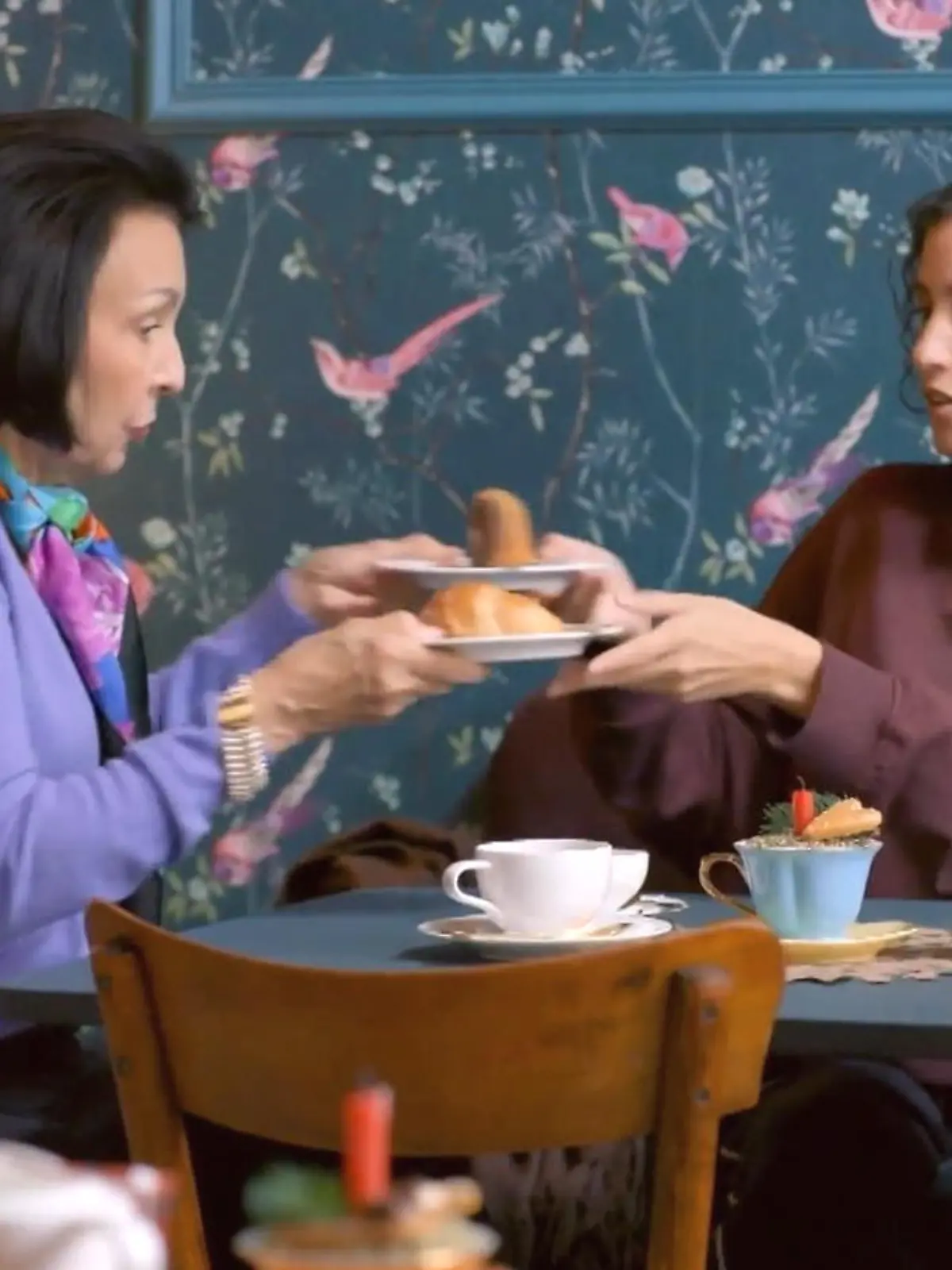 Bild zu: "Naomi trinkt mit ihrer Mutter Kaffee in der Konditorei Weigel"