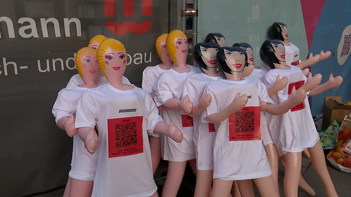 150-Plastikpuppen-am-K-lner-Dom-was-dahintersteckt