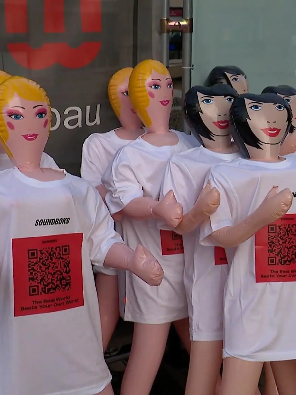 Bild zu: "150 Plastikpuppen am Kölner Dom"