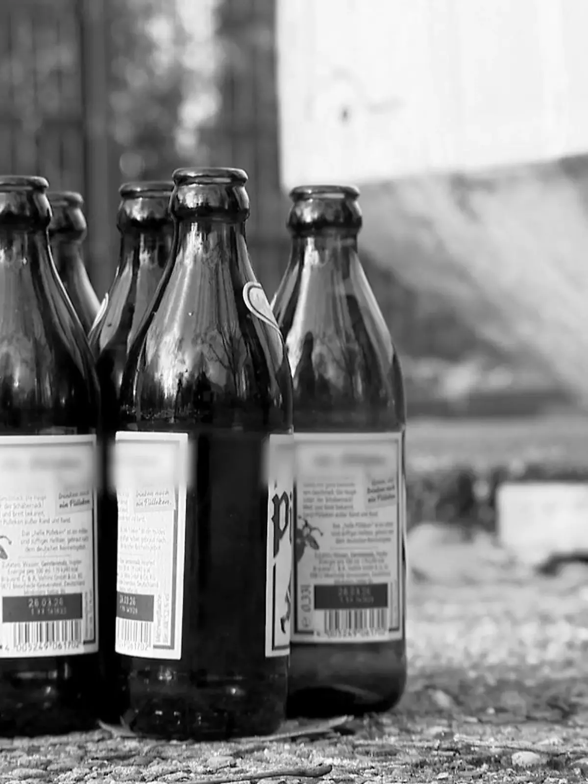 Bild zu: "Pfandflasche neben Glascontainer – Bußgeld!"