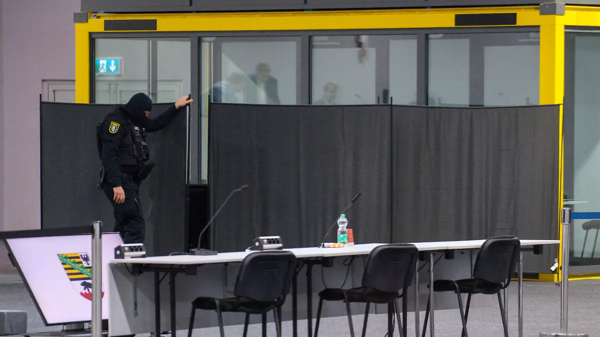 Ein grauer Sichtschutz vor der Glaskabine des Angeklagten: Ein Versuch, Andrés Mutter vor dem direkten Blickkontakt zu schützen.