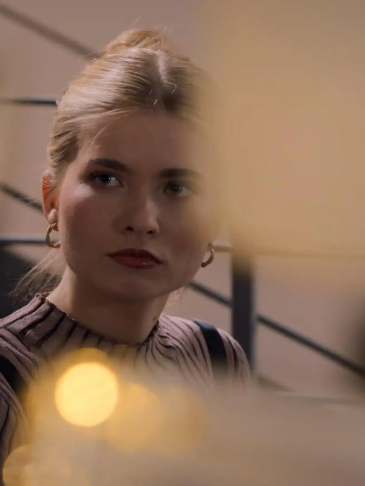 Bild zu: "Johanna belauscht ein Gespräch ihrer Mutter"