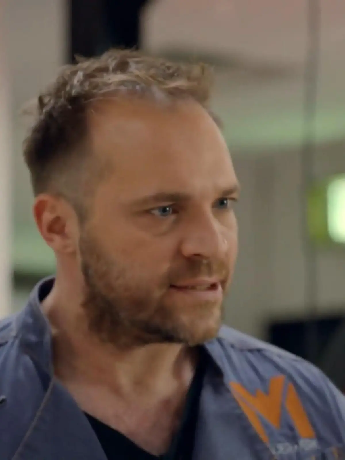 Bild zu: "Erik wird von seinem schlechten Gewissen eingeholt"