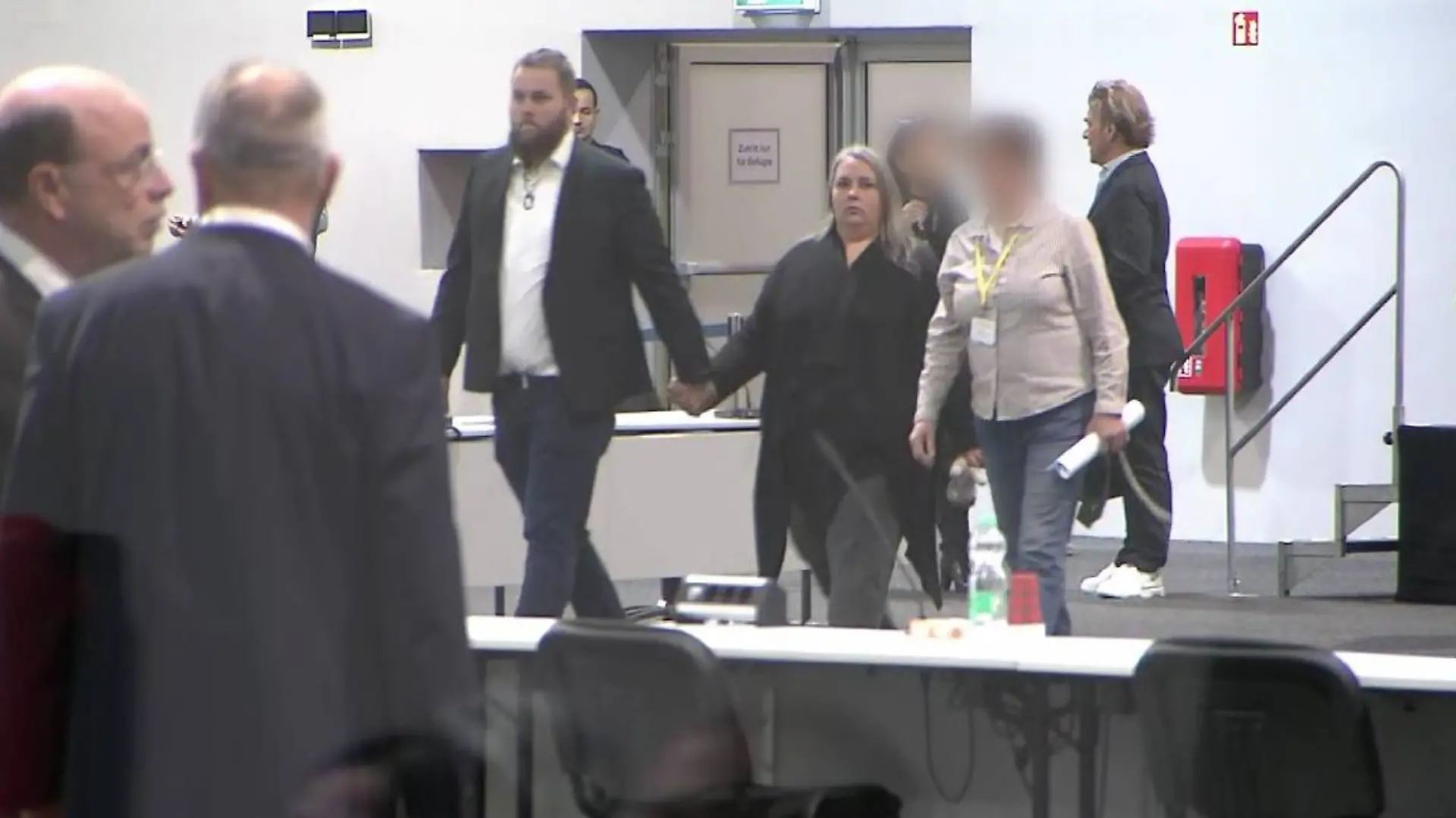 Partner Patrick ist eine Stütze: Andrés Mutter bricht während ihrer Aussage mehrfach ab.