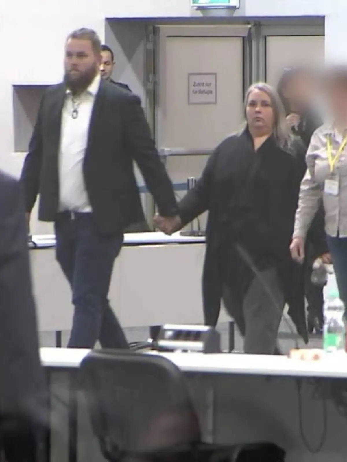 Partner Patrick ist eine Stütze: Andrés Mutter bricht während ihrer Aussage mehrfach ab.