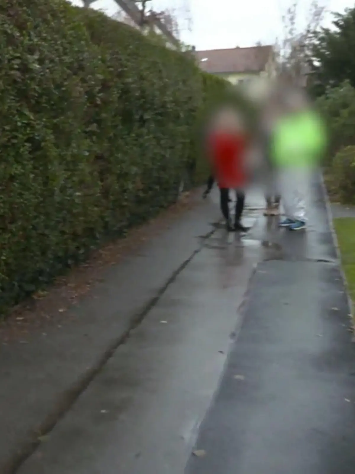 Bild zu: "Diesmal flogen in der Reihenhaussiedlung die Fäuste!"