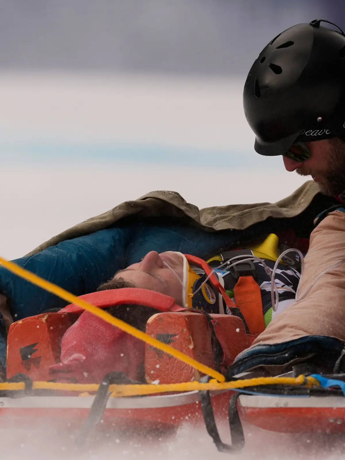 Bild zu: "Ski-Star bleibt nach schwerem Sturz regungslos liegen"