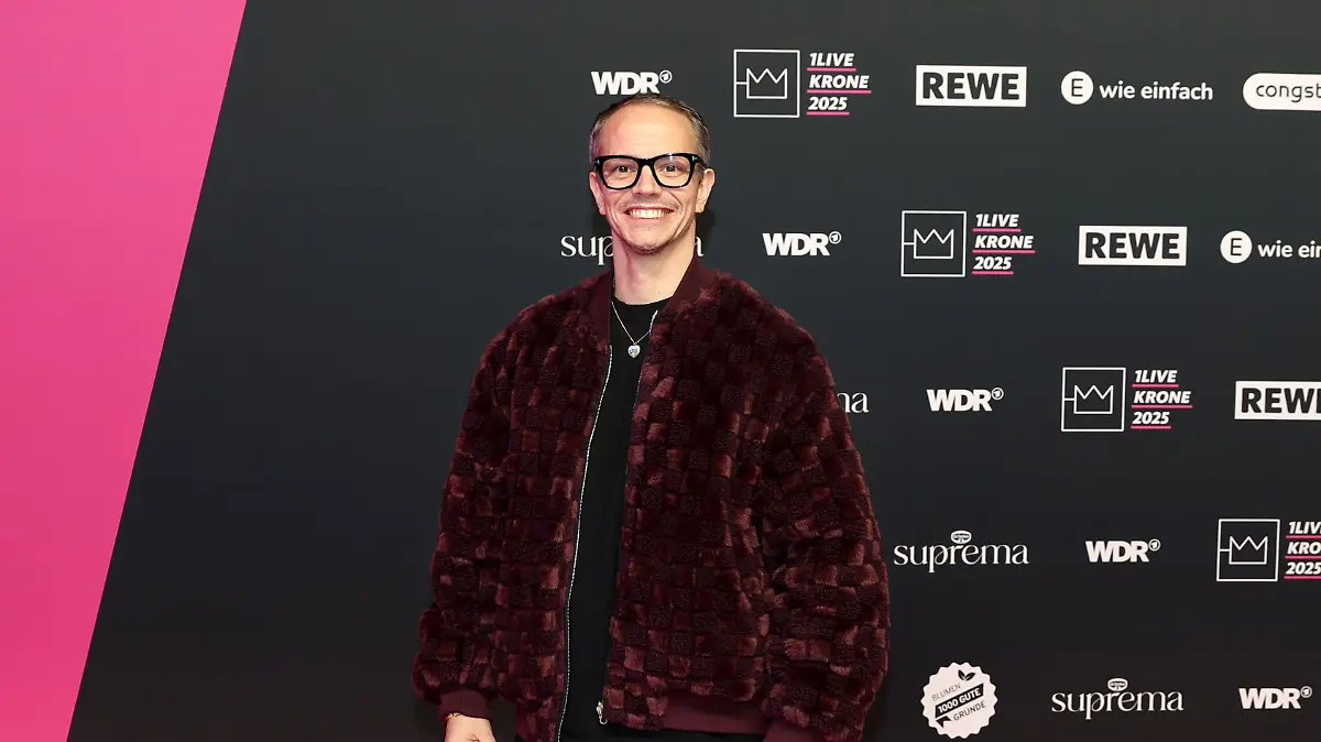 04.12.2025, Nordrhein-Westfalen, Bielefeld: Alle Farben, Produzent und DJ, kommt zur Verleihung der 1Live-Krone im Bielefelder Ringlokschuppen.