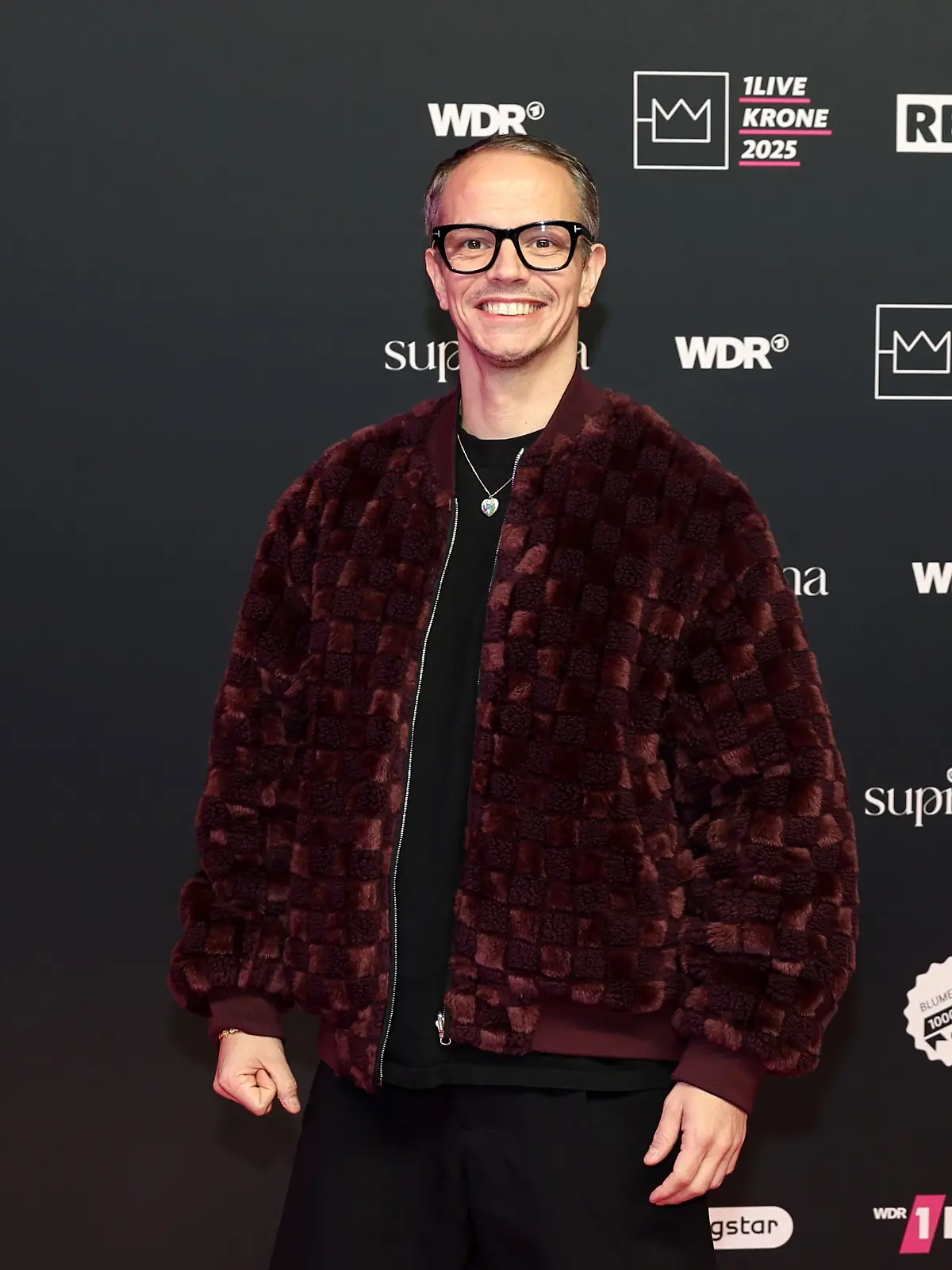 04.12.2025, Nordrhein-Westfalen, Bielefeld: Alle Farben, Produzent und DJ, kommt zur Verleihung der 1Live-Krone im Bielefelder Ringlokschuppen.