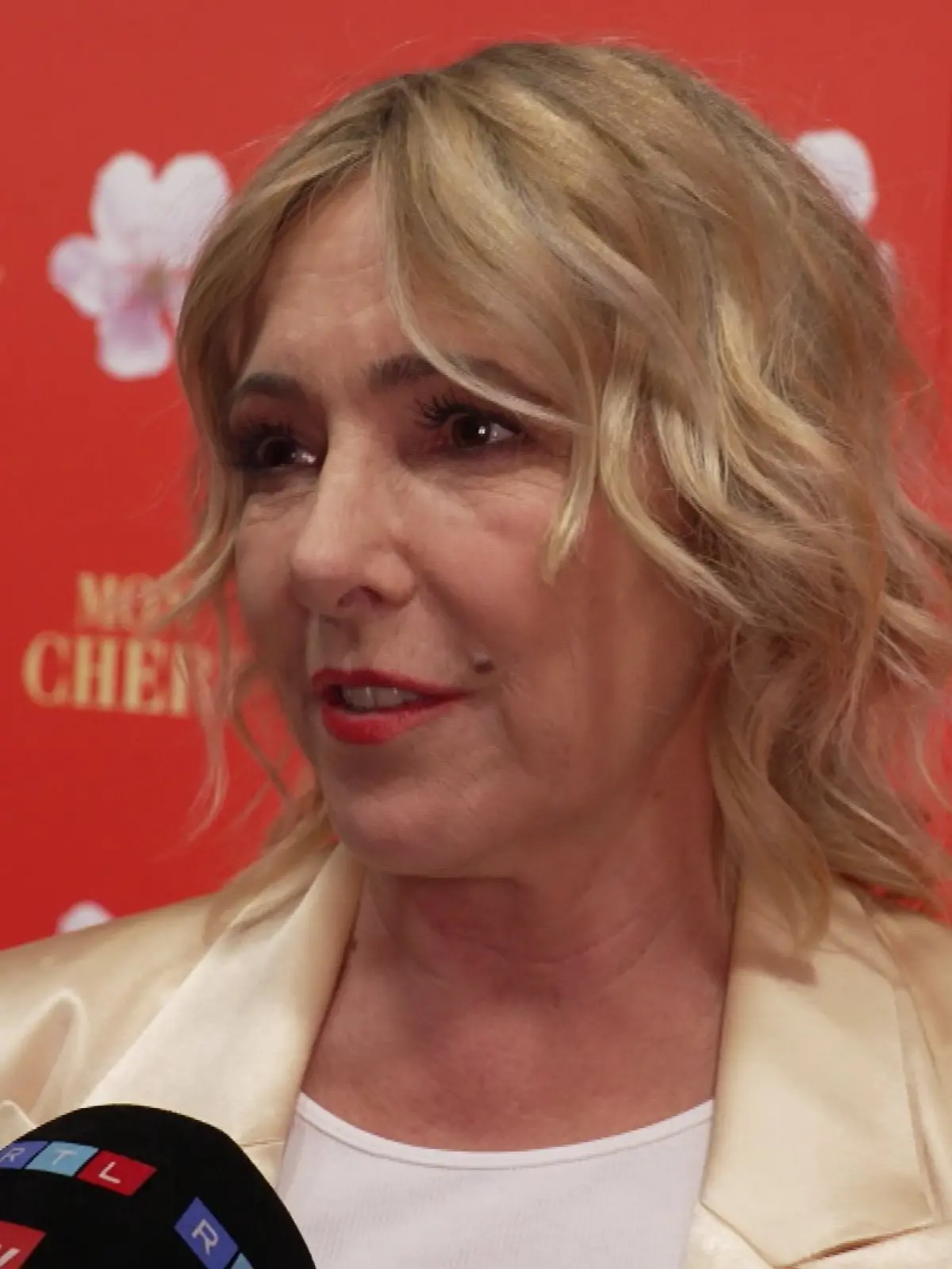 Bild zu: "Dschungel-Star Gundis Zámbó ist zurück! RTL verrät sie, welchen Beruf sie heute ausübt"