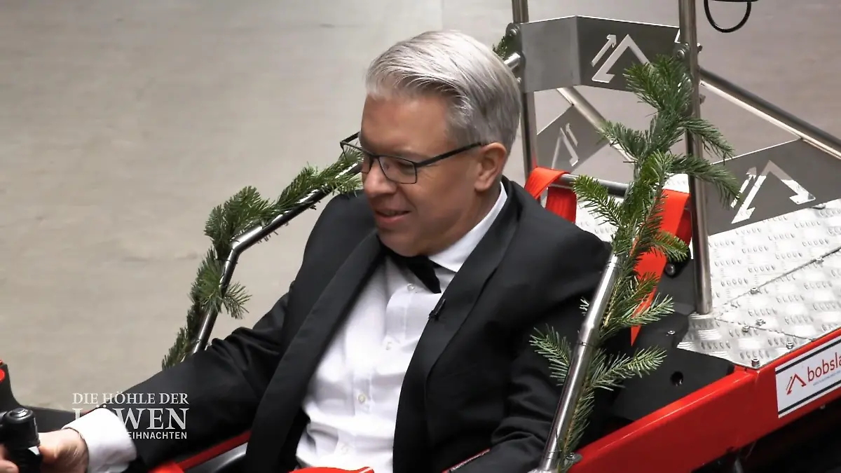 Frank Thelen testet das Schneemobil Crash in der Höhle