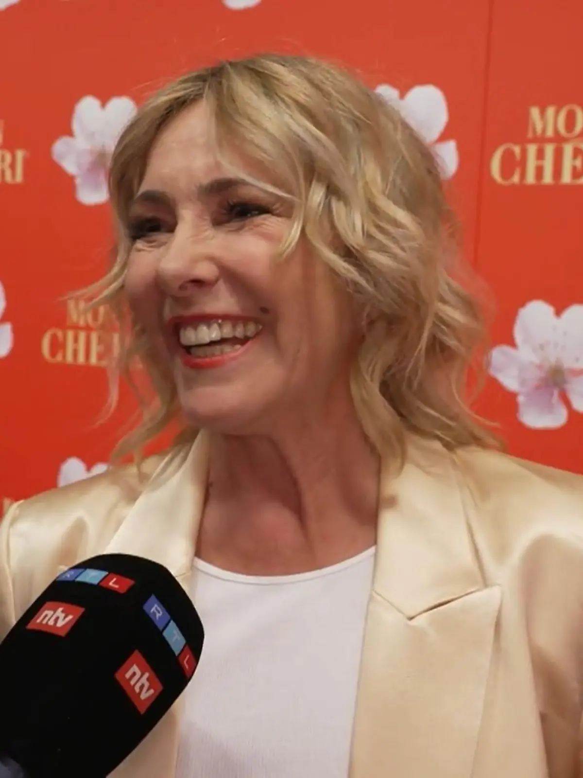 Bild zu: "TV-Star Gundis Zámbó feiert Comeback auf rotem Teppich"