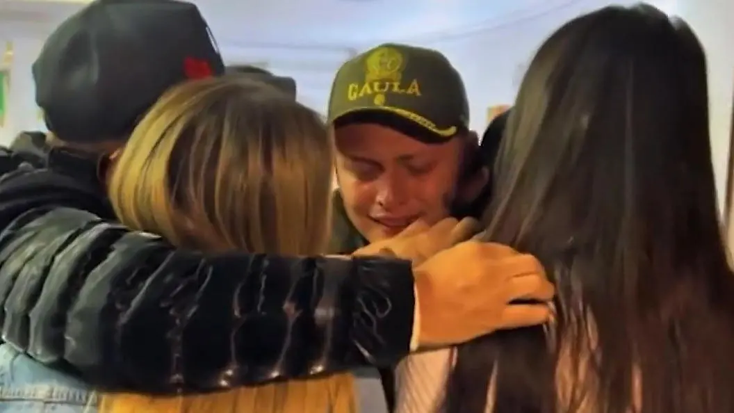 Kolumbien-Bekannter-S-nger-23-zwei-Wochen-in-Gefangenschaft-Rettung-vor-laufender-Kamera