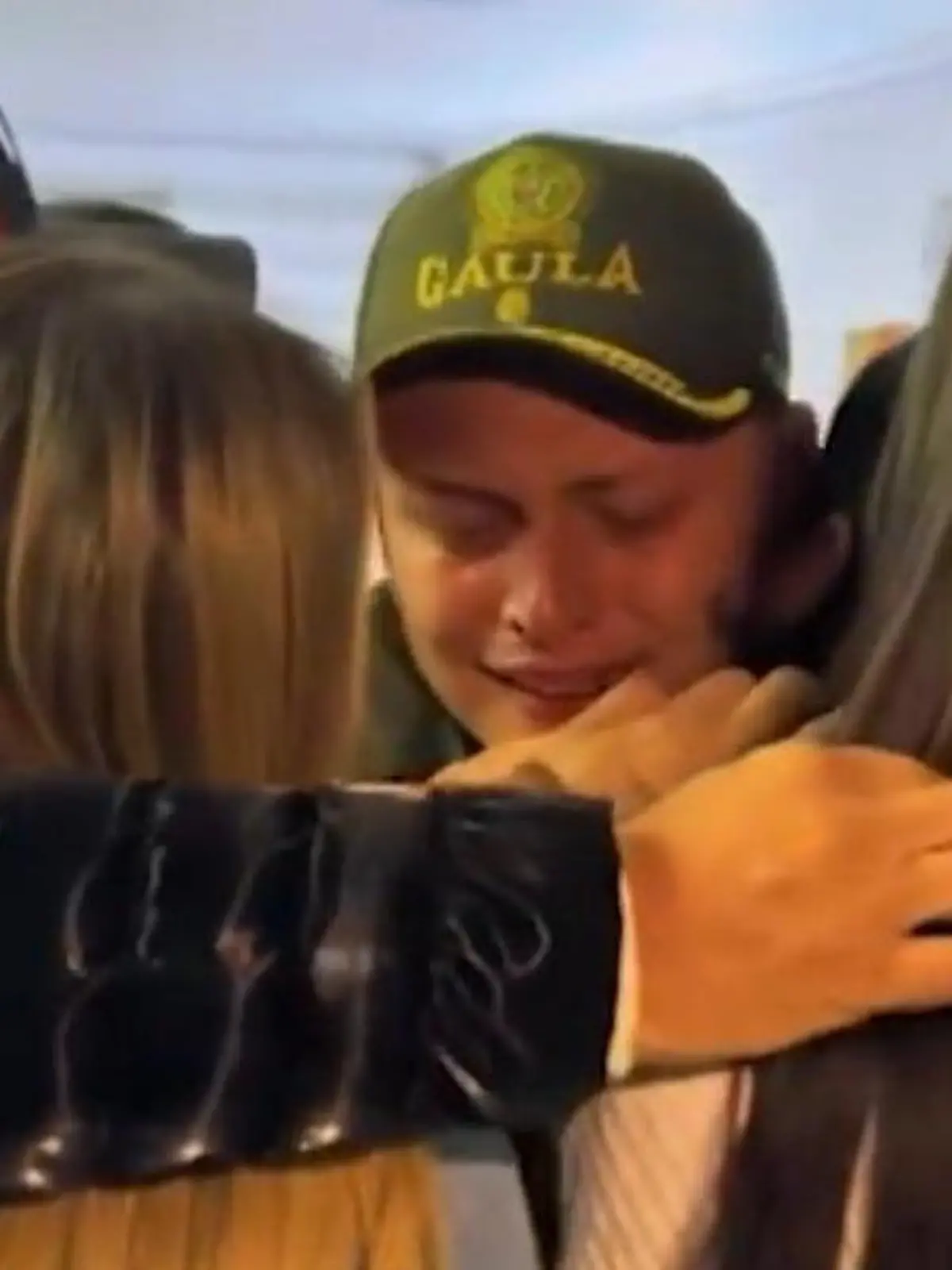 Zwei Wochen Gefangenschaft! Bekannter Sänger (23) entführt – Rettung vor laufender Kamera