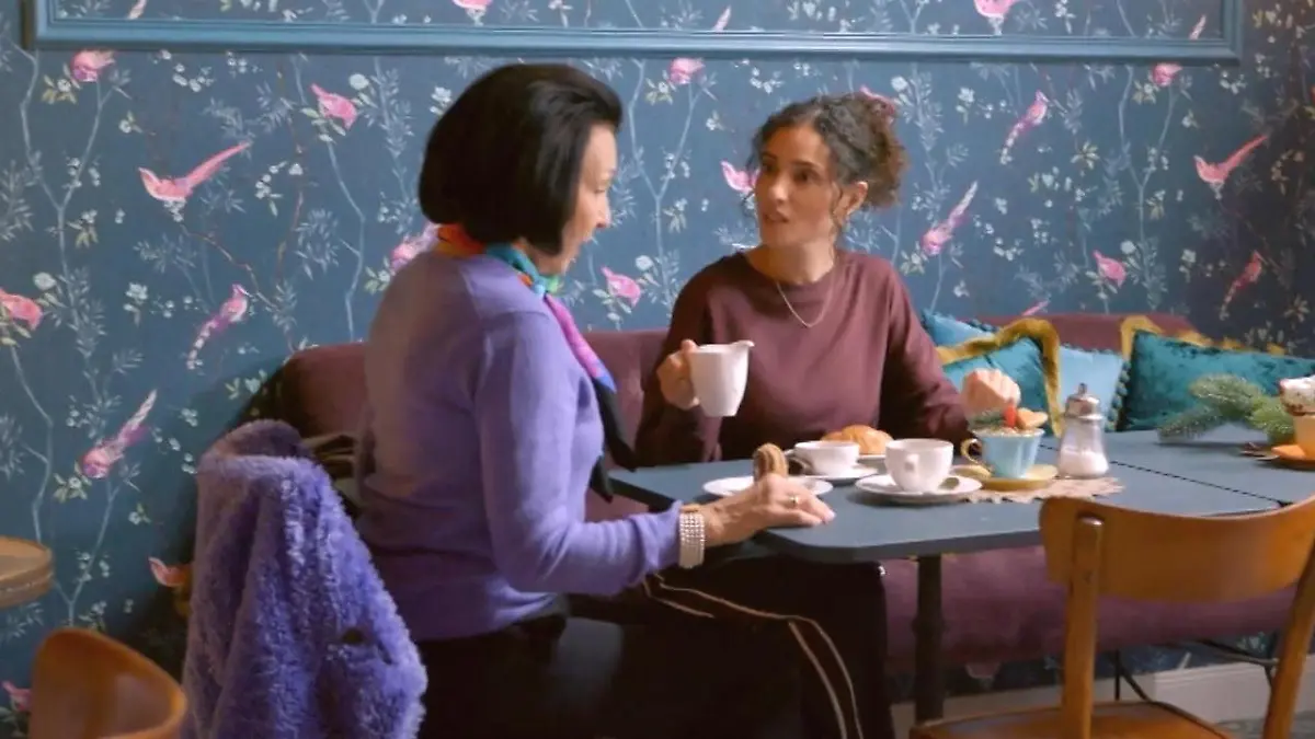 Naomi trinkt mit ihrer Mutter Kaffee in der Konditorei Weigel „Unter uns“-Folge vom 16.12.25 auf RTL+