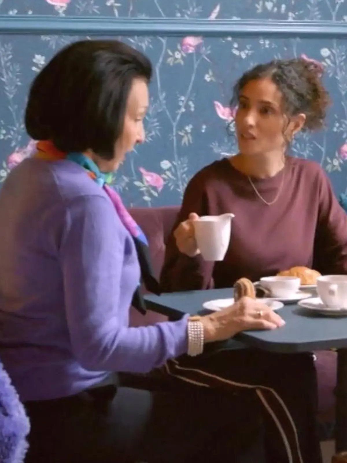 Unter uns: Naomi trinkt mit ihrer Mutter Kaffee in der Konditorei Weigel