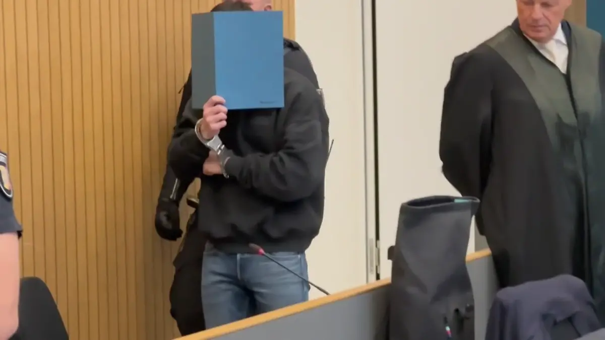 Der Angeklagte betritt den Gerichtssaal 