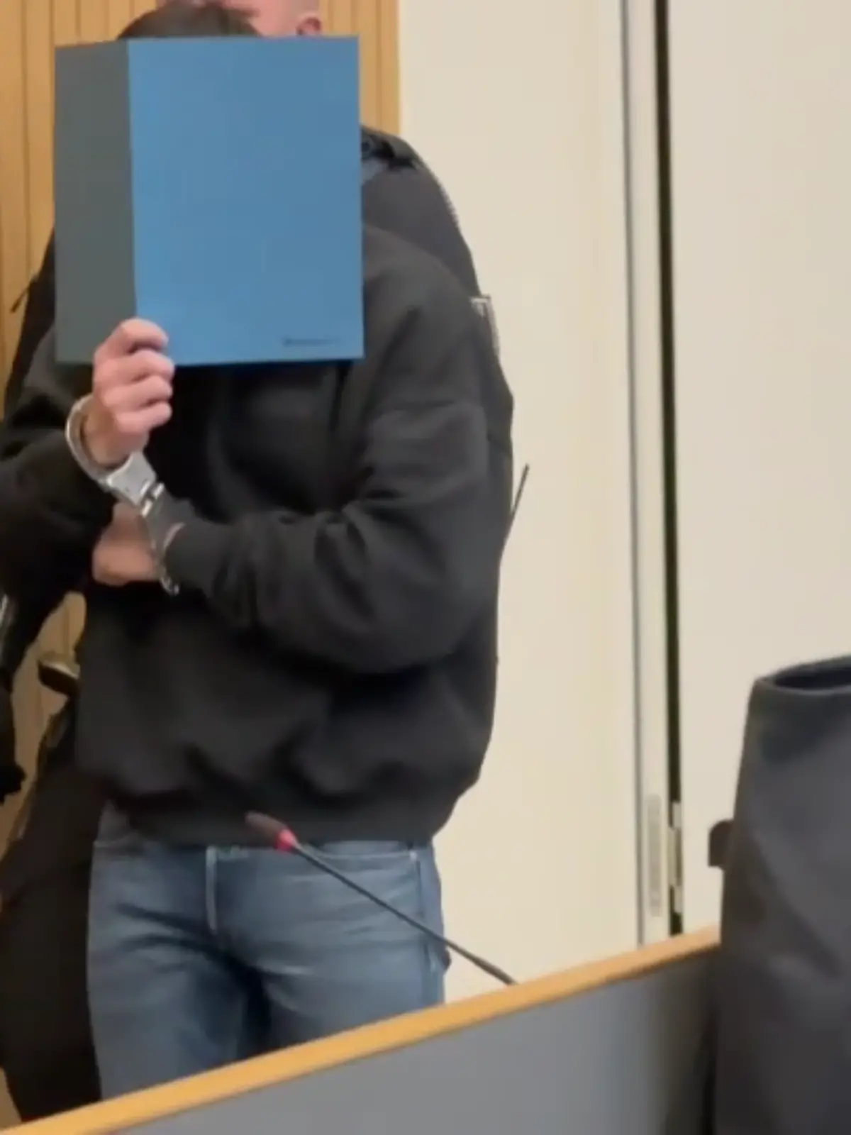 Der Angeklagte betritt den Gerichtssaal 