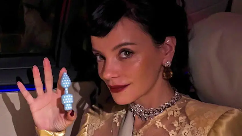 Lily-Allen-Dieser-Stick-erregt-ihre-Fans-und-ist-ein-Sex-Seitenhieb-gegen-ihren-Ex-David-Harbour