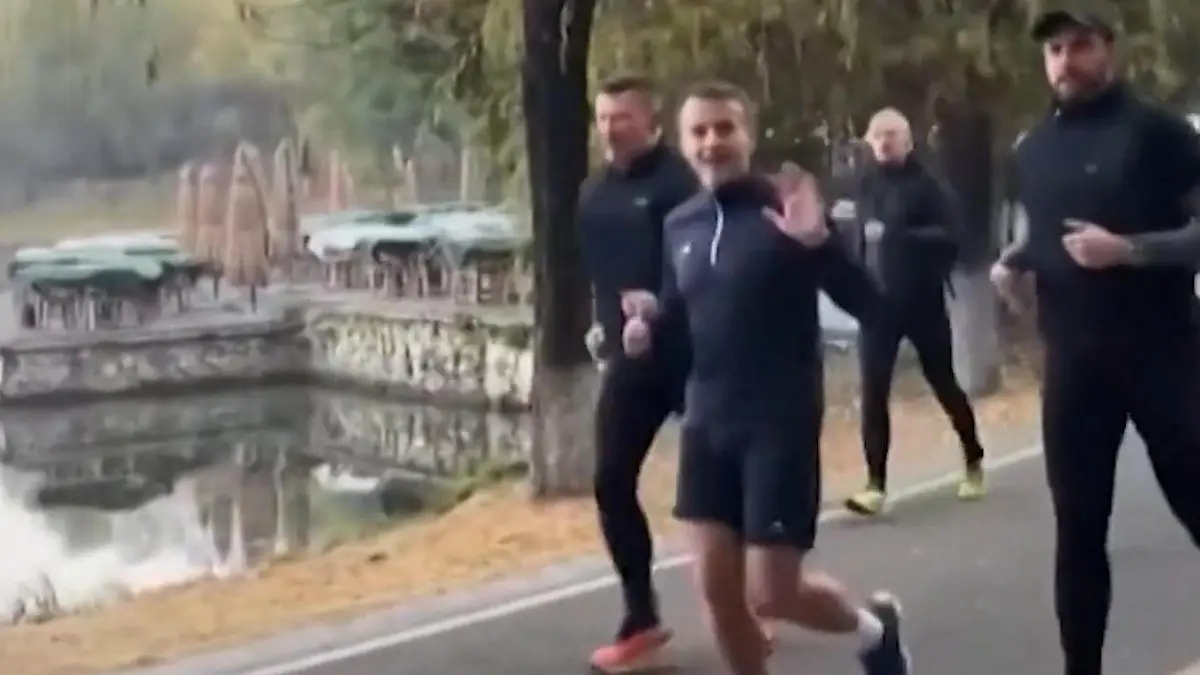 Plötzlich joggt dieser Präsident an Parkbesuchern vorbei – und reagiert so! Erst Sport, dann Diplomatie