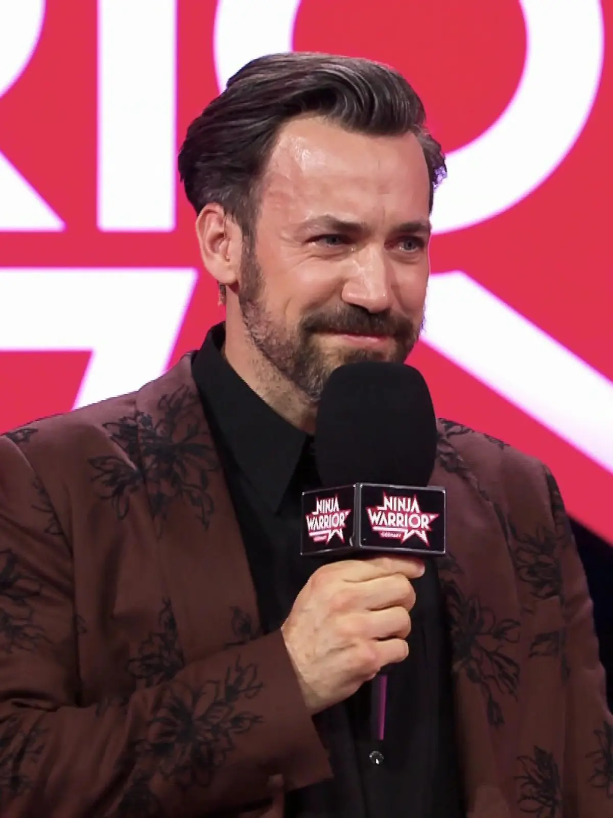 Bild zu: "„Hör auf zu heulen!“ – Jan Köppen bricht bei Buschis Abschied in Tränen aus"