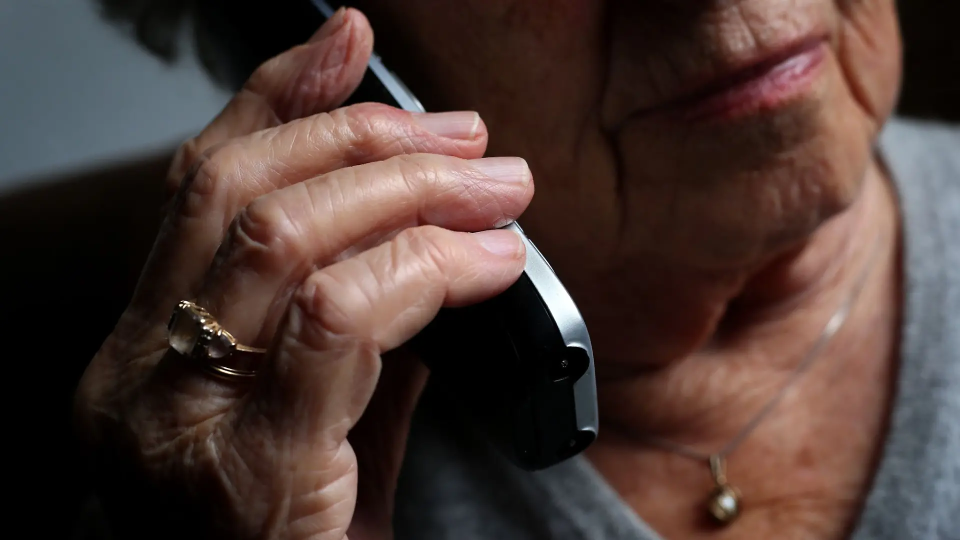 Eine 80-Jährige wird in Hamburg Opfer eines Anrufs von einem falschen Polizisten (