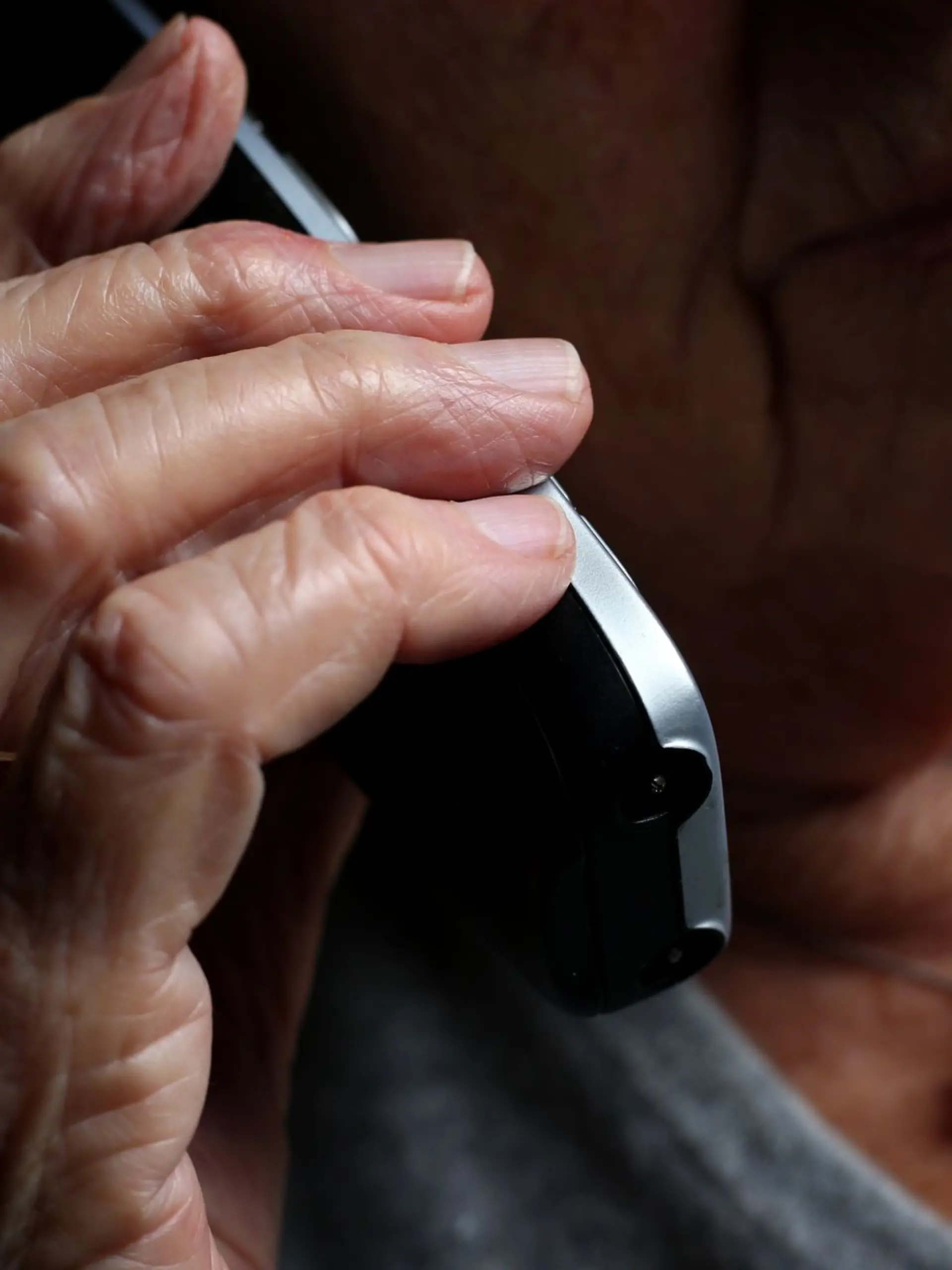 Eine 80-Jährige wird in Hamburg Opfer eines Anrufs von einem falschen Polizisten (