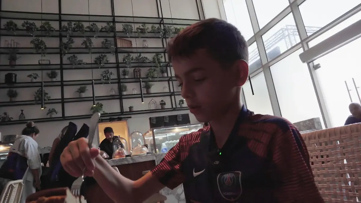 Nach seinem erfolgreichen Fußballspiel geht Bushido mit seinem Sohn Issa (10) Kuchen essen. 