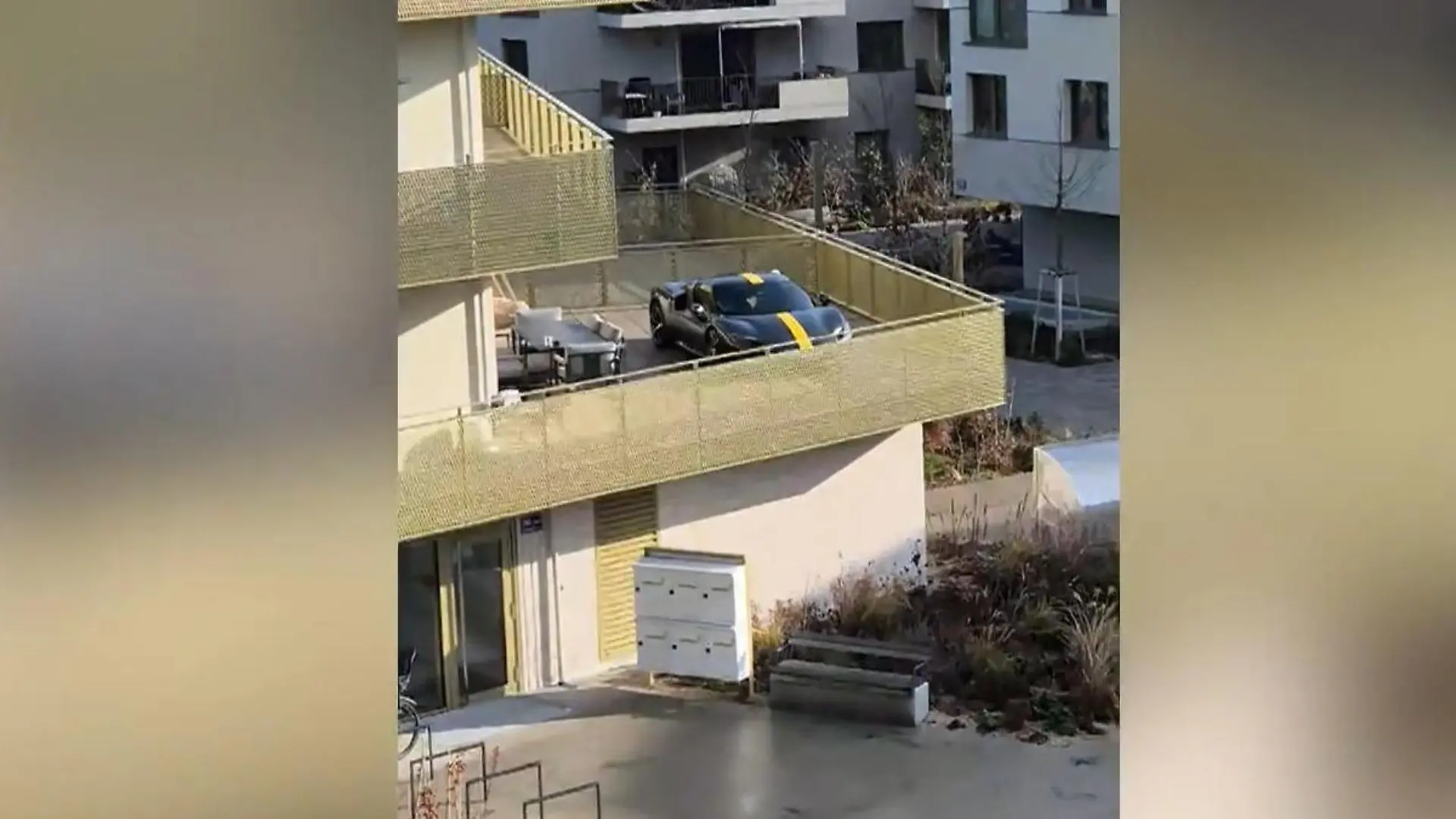 Ferrari parkt auf Balkon! 300.000 Euro-Sportwagen wird zum Problem Behörden warnen vor Brandgefahr