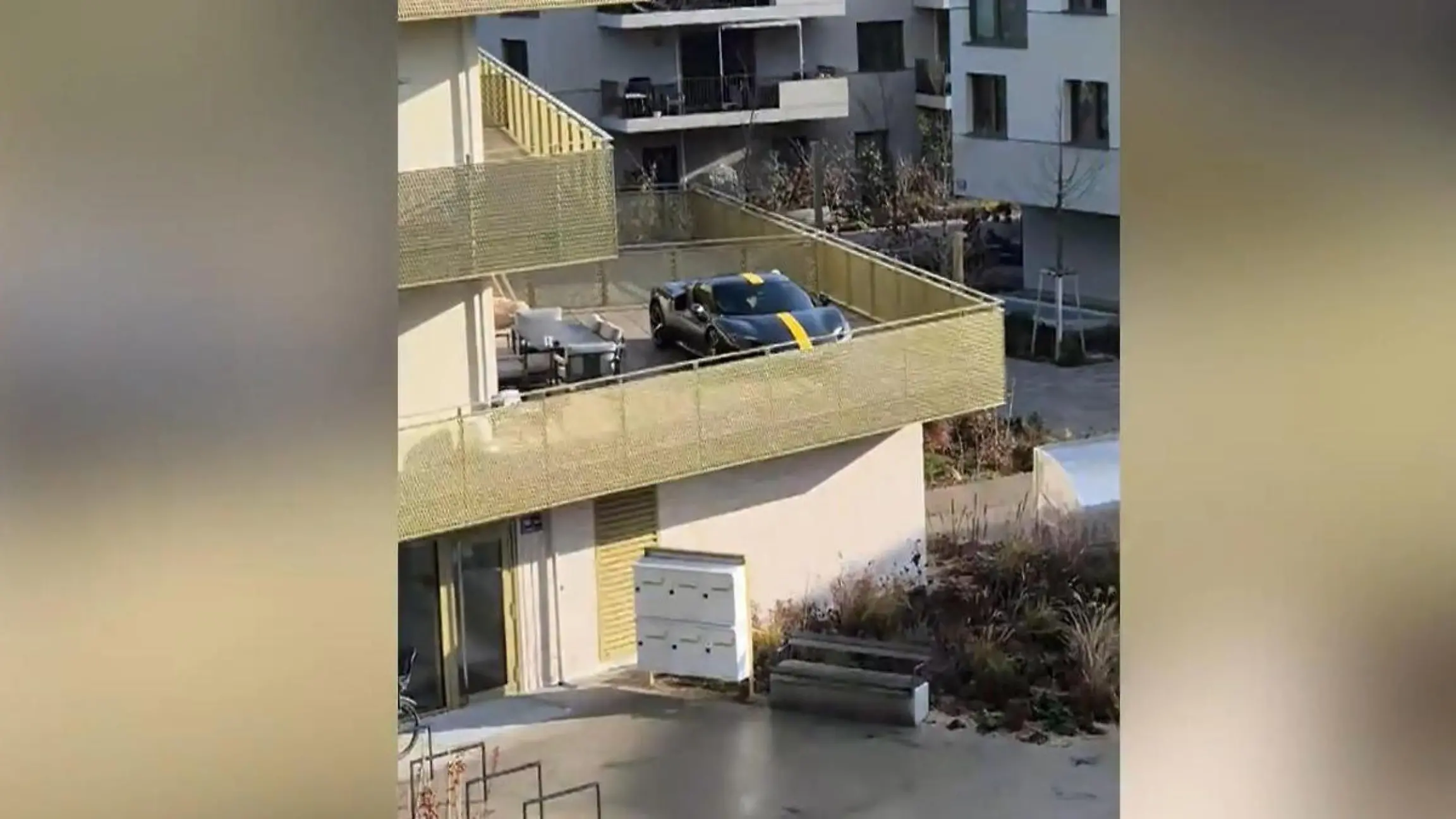 Ferrari parkt auf Balkon! 300.000 Euro-Sportwagen wird zum Problem Behörden warnen vor Brandgefahr