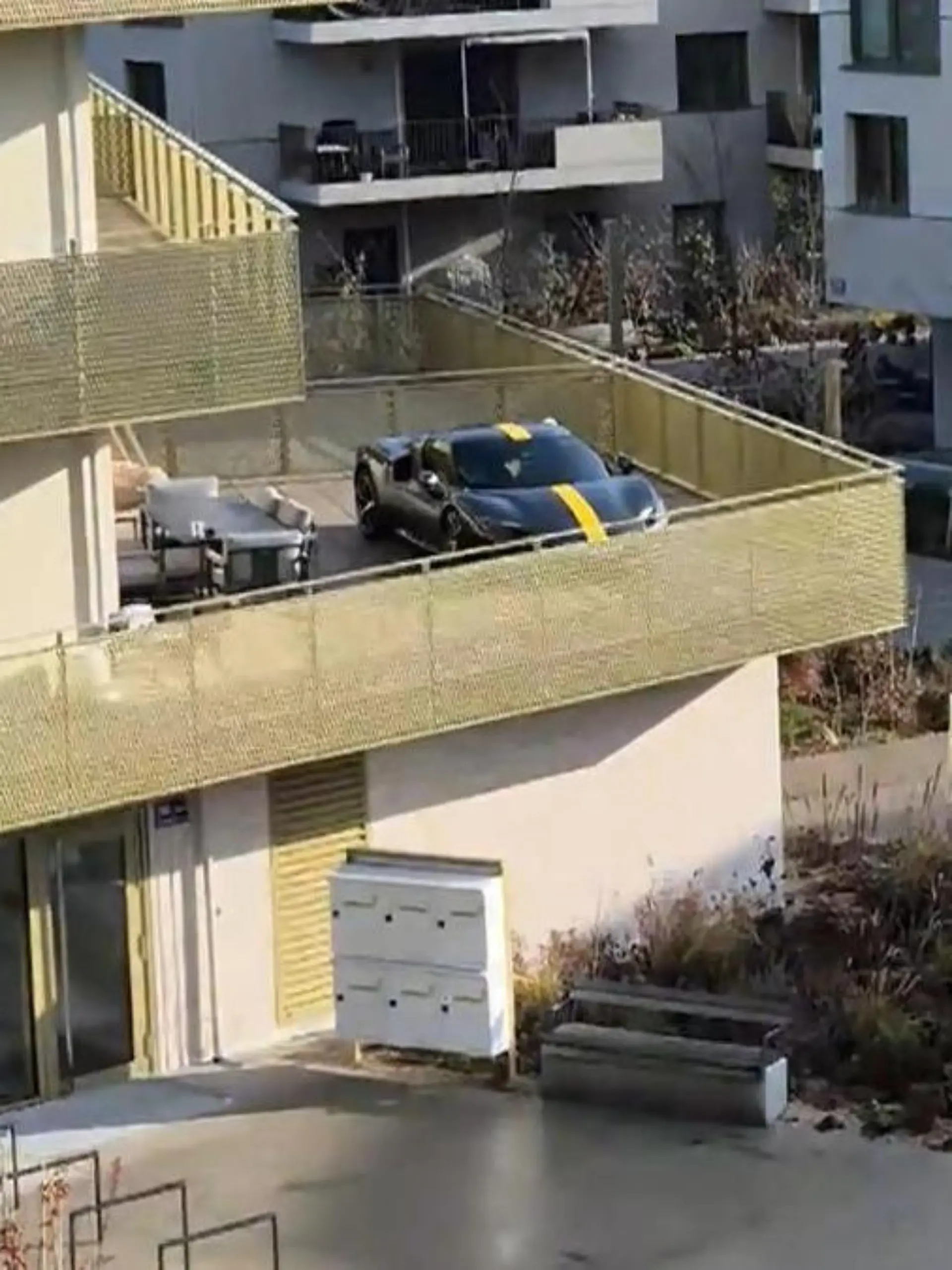 Bild zu: "Ferrari parkt auf Balkon! 300.000 Euro-Sportwagen wird zum Problem"