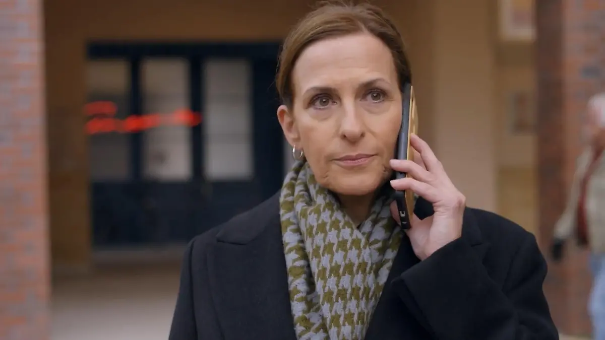 Katrin telefoniert mit Jo Gerner.