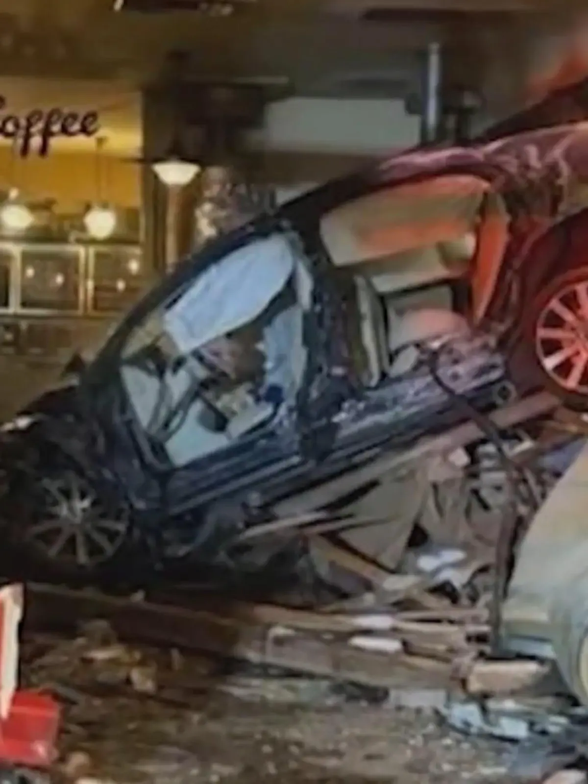 Bild zu: "90-Jähriger verliert Kontrolle über Auto und zerstört Kult-Café"