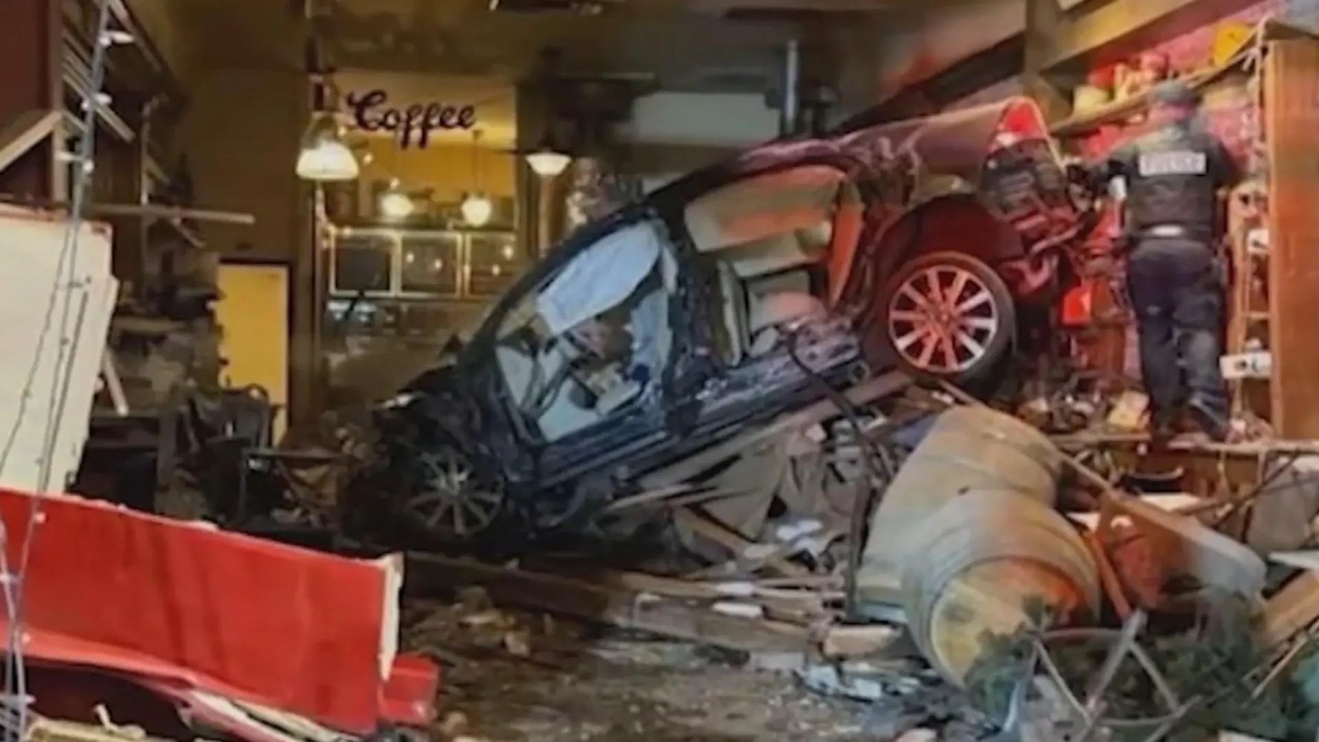 90-Jähriger verliert Kontrolle über Auto und zerstört Kult-Café Senior am Steuer