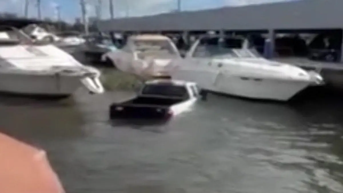 Truck rast in Fluss! Auto sinkt sekundenschnell – Müllmann handelt sofort Frauen drohen zu ertrinken