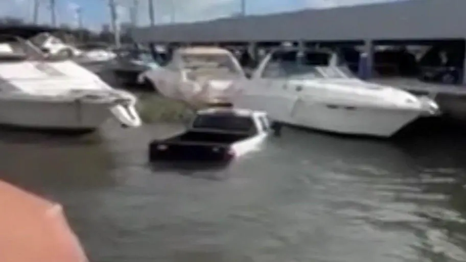 Auto-rast-in-Miami-River-Frauen-drohen-zu-ertrinken-M-llmann-handelt-sofort