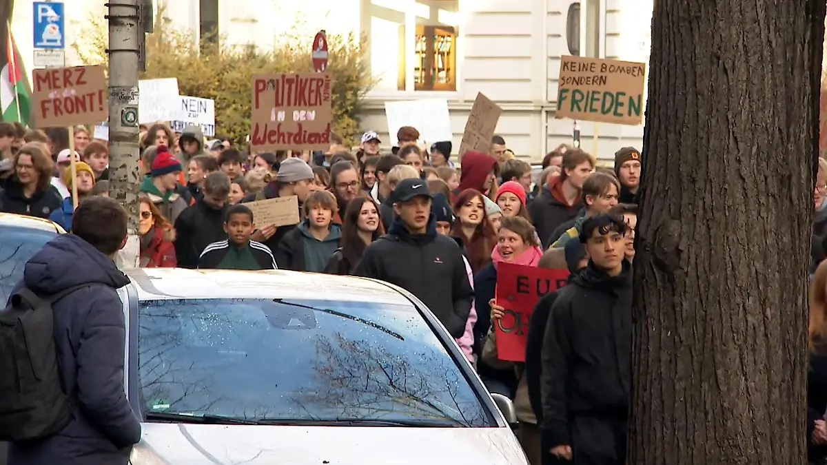 Schüler demonstrieren gegen Wehrpflicht Aufrüstung der Bundeswehr
