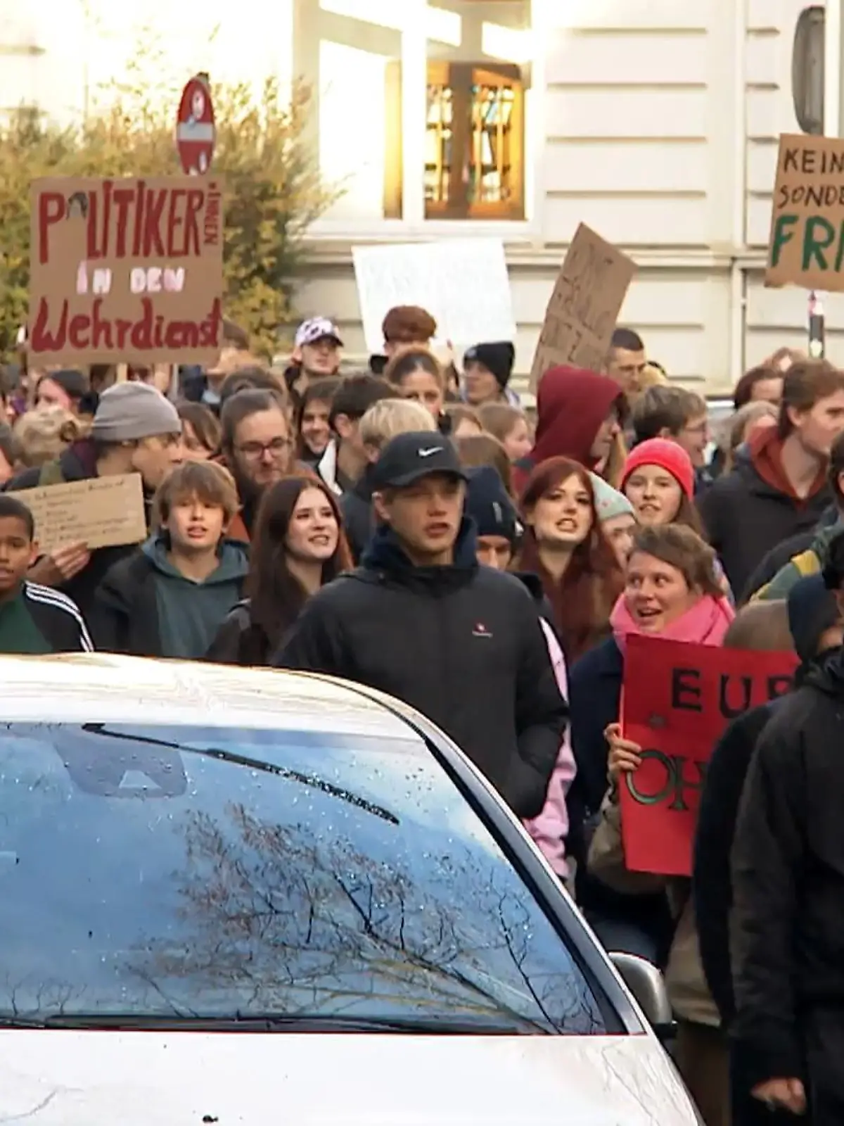 Bild zu: "Schüler demonstrieren gegen Wehrpflicht"