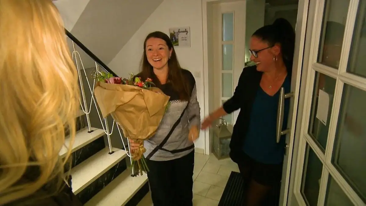 Frau bedankt sich bei Freundin RTL WEST Blumengrüße