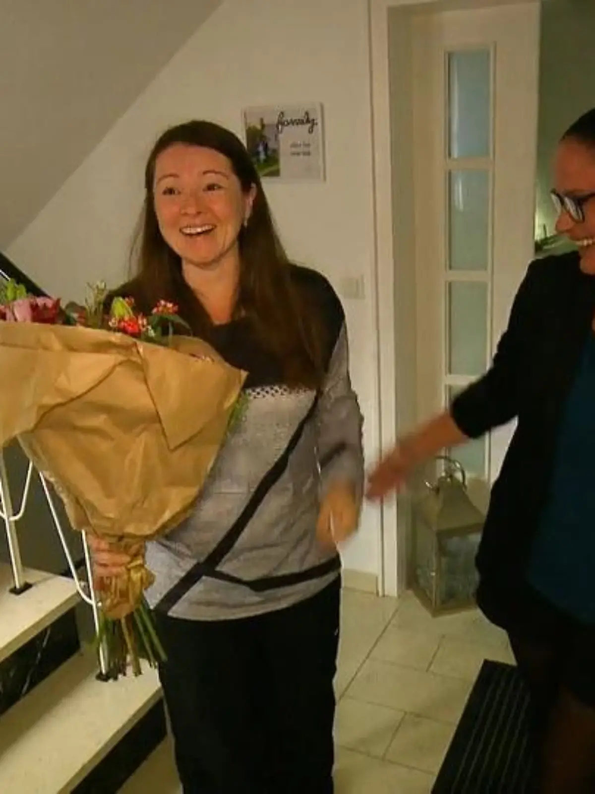 Bild zu: "Frau bedankt sich bei Freundin"